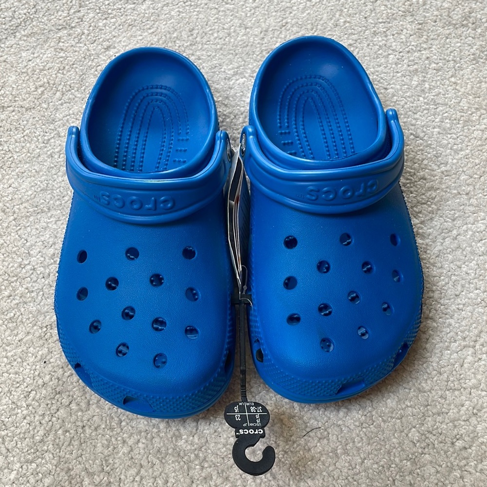 NWT. Blue Bolt Classic Crocs. Size J5.